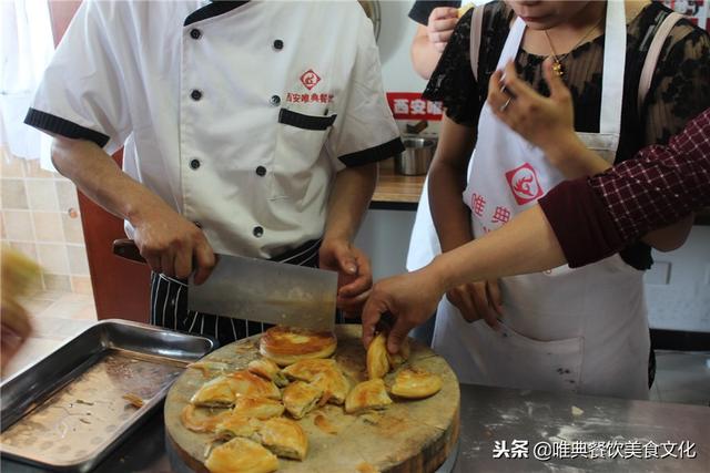 陕西名早餐香酥牛肉饼十里外都能闻到香味儿，用的都是好材料！