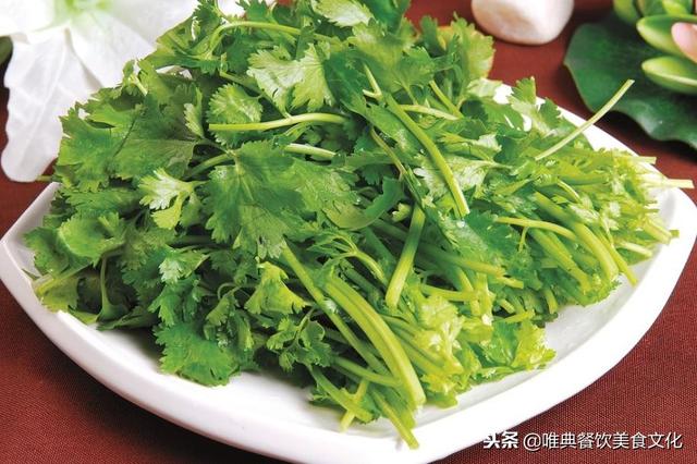 为什么有人讨厌香菜等有味道的蔬菜，有人爱吃！终于找到原因了！