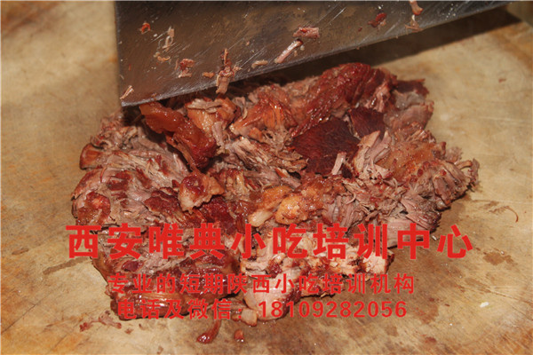 腊牛肉夹馍切肉