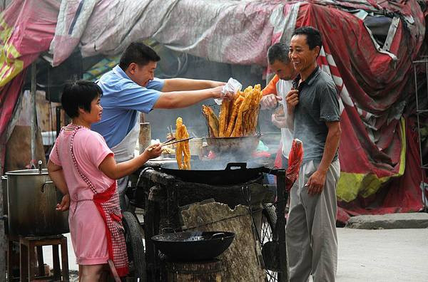 为什么别人的早餐摊生意火爆，只因老板说对了1句话