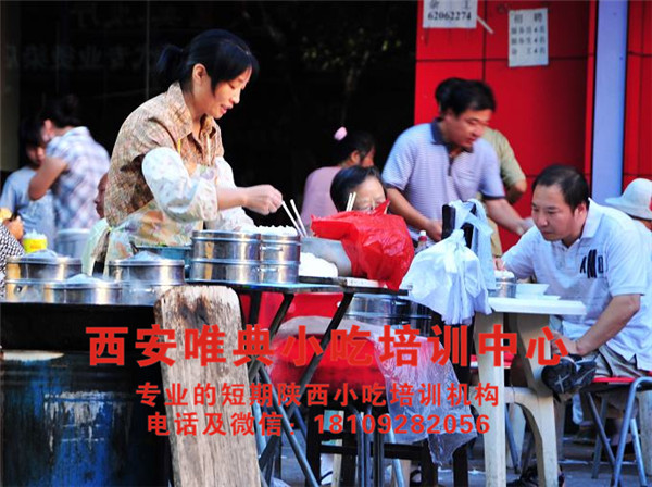 为什么别人的早餐摊生意火爆，只因老板说对了1句话