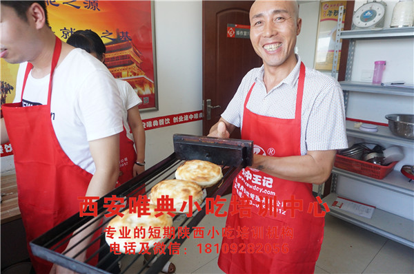潼关肉夹馍第一步的和面该怎样掌握？面粉选取水温水量该如何控制？