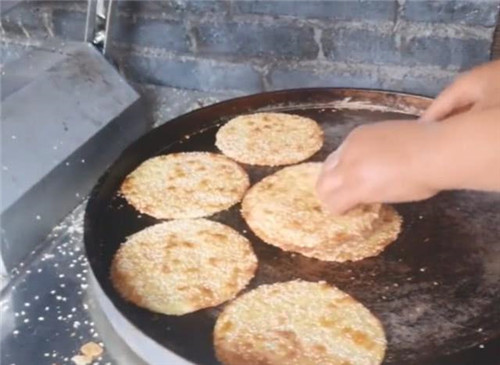 陕西传统小吃“炕炕馍”，撒满芝麻酥到掉渣!